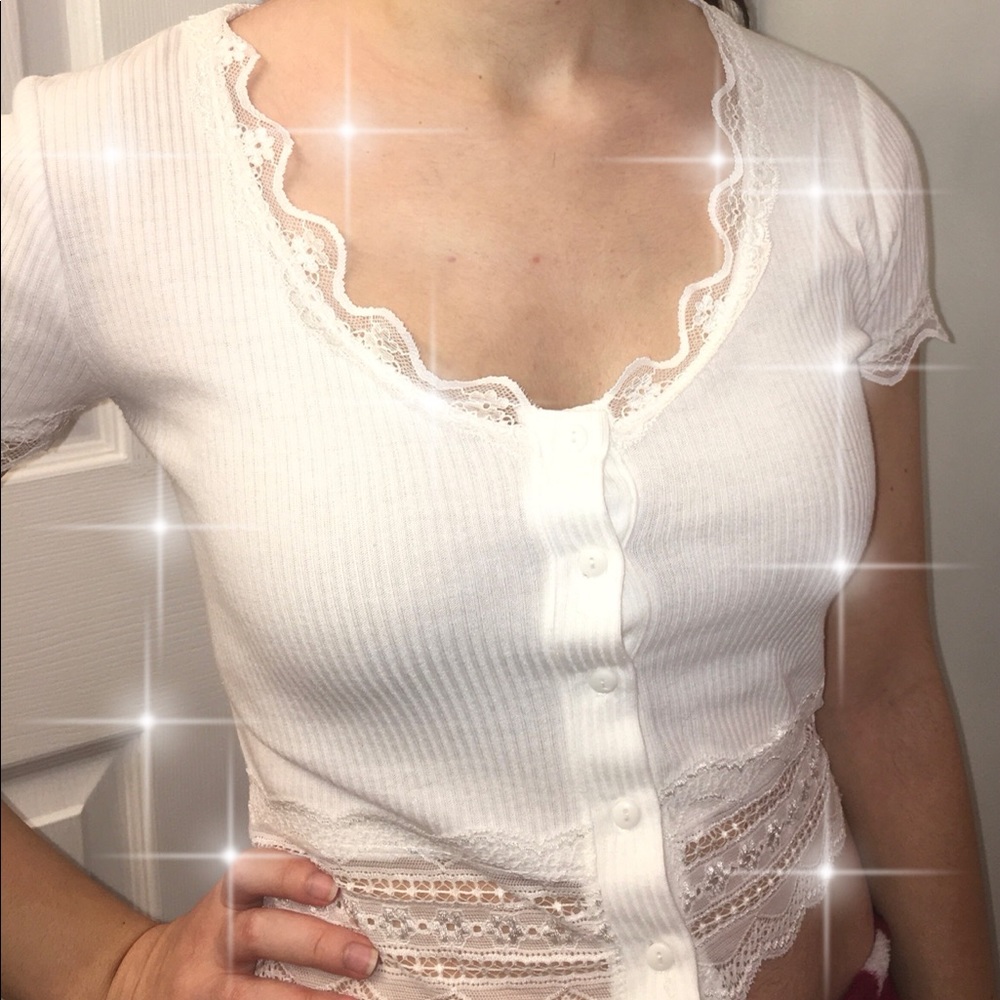 🤍🕊CAUTION TO THE WIND Buttoned Down White Lace Top 🤍 🕊